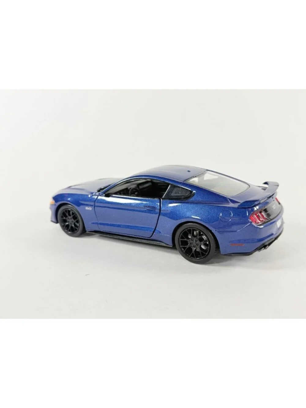Motor Max 2018 Ford Mustang GT 1:24 Diecast Model Car Blue